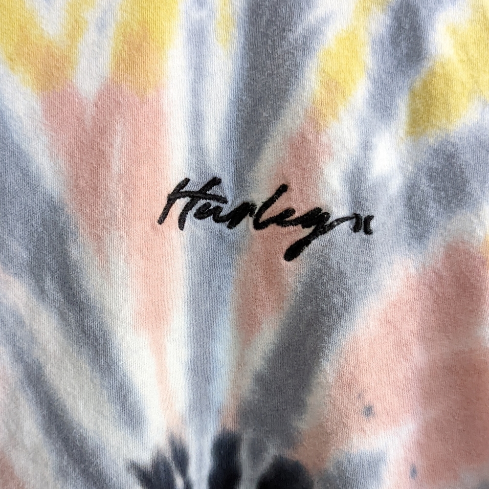 Hurley | Tie-Dye Short Sleeve Mock Neck Crop - Picture 3 of 6